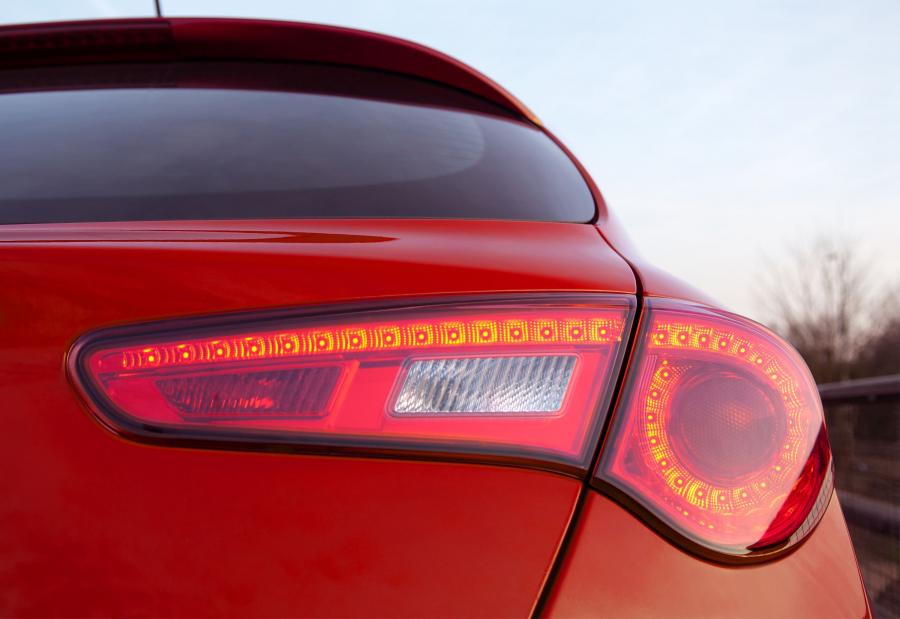 Детали экстерьера Alfa Romeo Giulietta 2012 года  (UK) (фото 46 из 56)